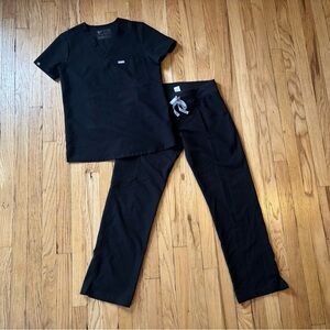 FIGS Women’s Scrub Set Catarina One Pocket Top Kade Cargo Pants Black XS